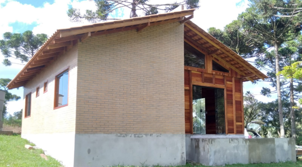 Casa mista de tijolo ecológico e madeira