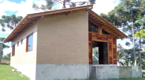 Casa mista de tijolo ecológico e madeira