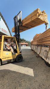 Empilhadeira fazendo o carregamento de madeira sucupira no shopping da madeira